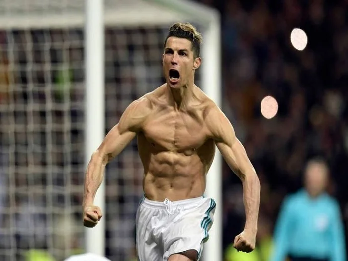 Hình ảnh Ronaldo khoe vóc dáng cân đối khi ăn mừng chiến thắng