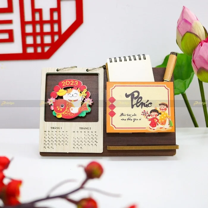 Lịch gỗ để bàn có kèm ống đựng bút