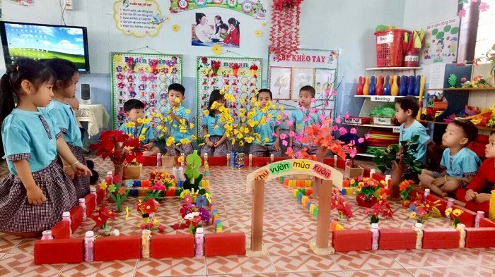Các bé trang trí cây mai, cây đào ngày Tết