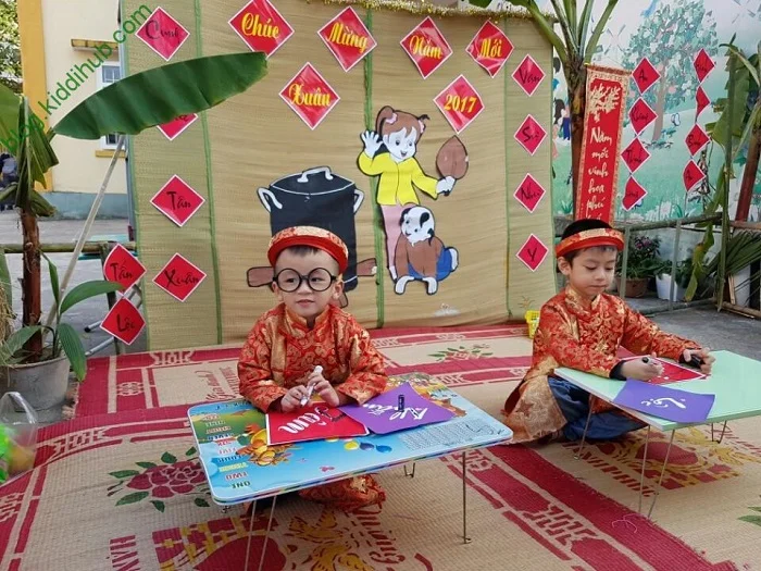 Tết rộn ràng với câu đối thư pháp
