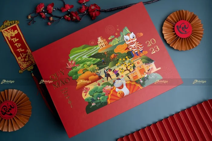 Ép kim và phủ UV bóng được ứng dựng trên mặt hộp quà tết Hương Xuân Đất Việt