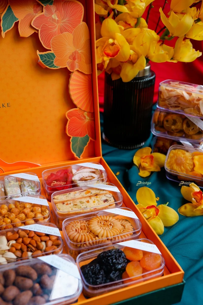 Bộ bao bì giống như một khay mứt tết đầy đủ sắc và hương
