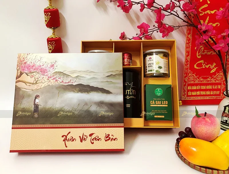 Bên trong hộp quà tết Xuân về trên Bản có khay định hình chia vách ngăn đựng rượu