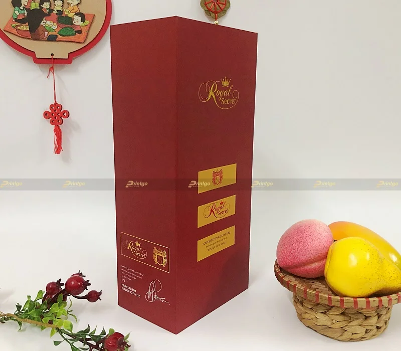 Thiết kế hộp rượu Royal Secret lấy sắc đỏ trầm màu chủ đạo cho bao bì