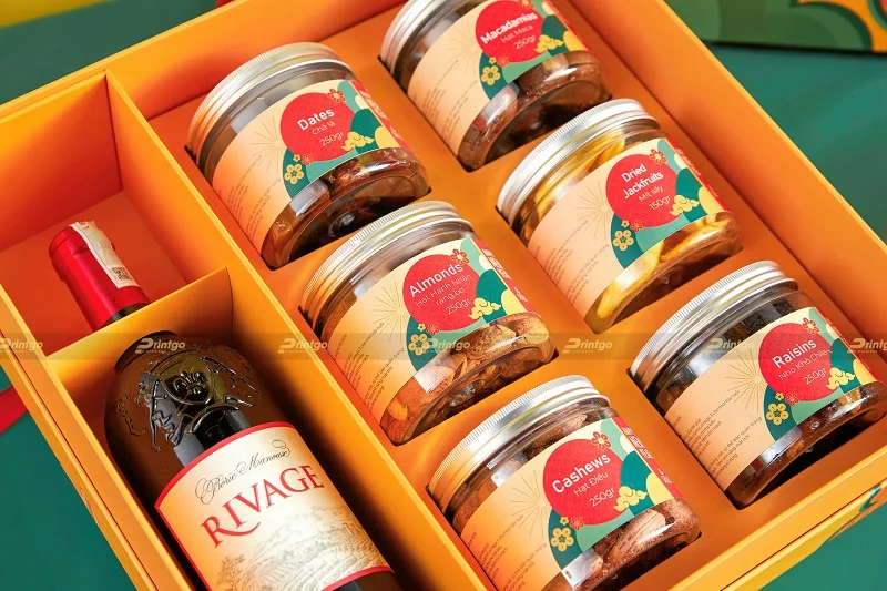 Set quà cao cấp gồm rượu vang đỏ và các loại hạt dinh dưỡng