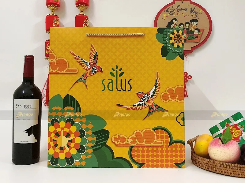 Túi giấy đi kèm cùng hộp quà tết Salus