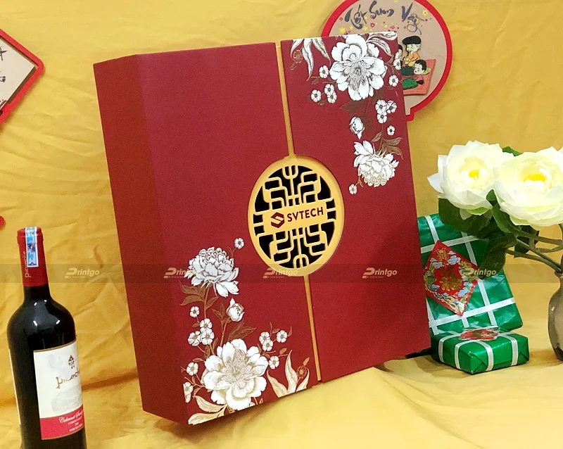 Thiết kế hộp đựng sử dụng tông đỏ trầm làm chủ đạo