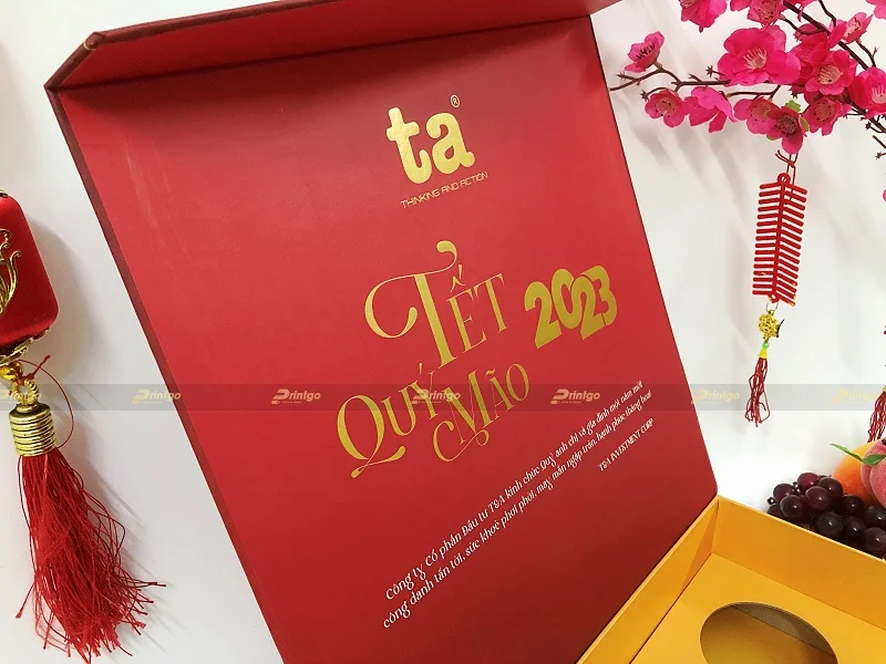 Mặt sau của nắp hộp được gia công ép kim logo, tên thương hiệu và phần chữ "Tết Quý Mão 2023"