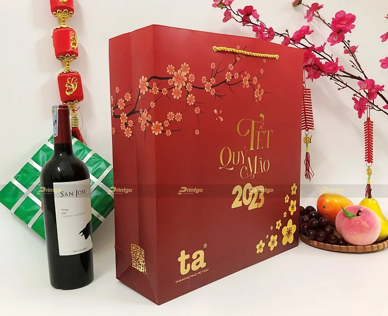 Túi giấy có ép kim vàng logo và chữ "Tết Quý Mão 2023"