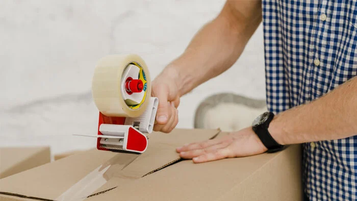 Quấn băng dính giúp hộp chắc chắn hơn