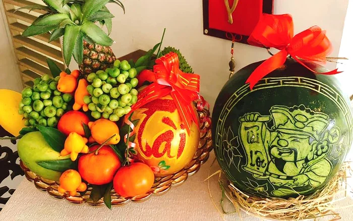 Mâm ngũ quả khắc chữ lạ mắt