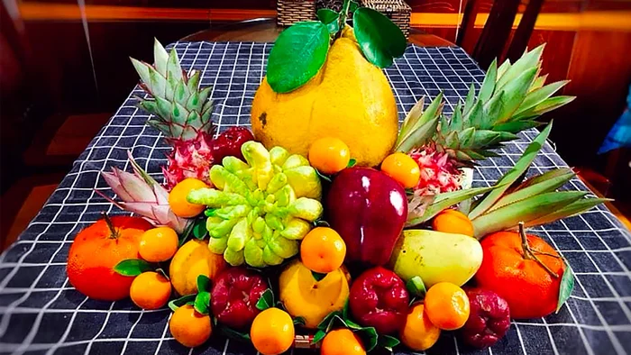 Mâm ngũ quả này được bày trí khá hiện đại nhưng vẫn đảm bảo đầy đủ các loại hoa quả 