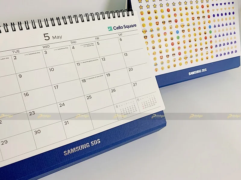 Logo thương hiệu của lịch tết Samsung được ép kim bạc nổi bật