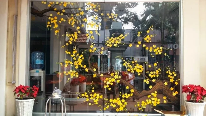 Cửa nhà được trang hoàng lộng lẫy