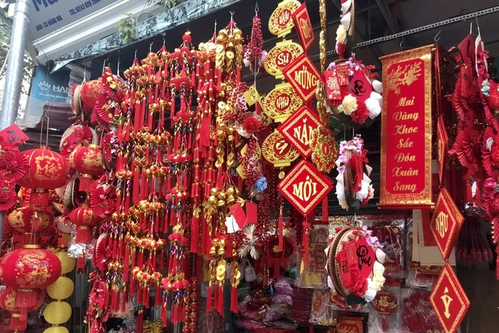 Rất nhiều loại phụ kiện rực rỡ phù hợp với trang trí phòng khách ngày Tết