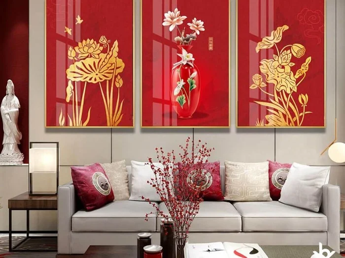 Tường được trang trí lộng lẫy với tranh
