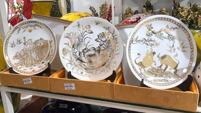 Dĩa cảnh sứ cũng được nhiều gia đình lựa chọn để trang trí Tết