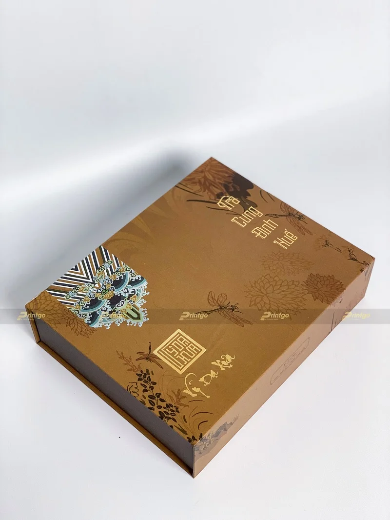 Chất liệu carton lạnh bồi giấy couche cao cấp tạo nên vẻ ngoài cứng cáp và vuông vức cho hộp đựng