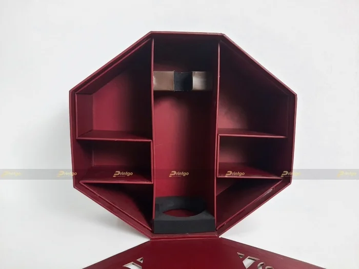 Khay với thiết kế đựng 4 bánh và 1 chai rượu
