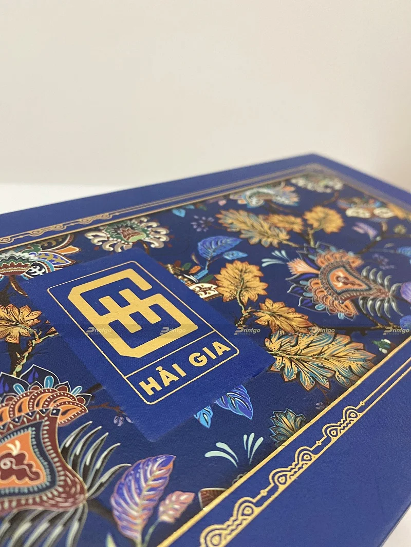 Bề mặt hộp có ép kim logo thương hiệu, họa tiết được dập chìm, chiết quang nổi