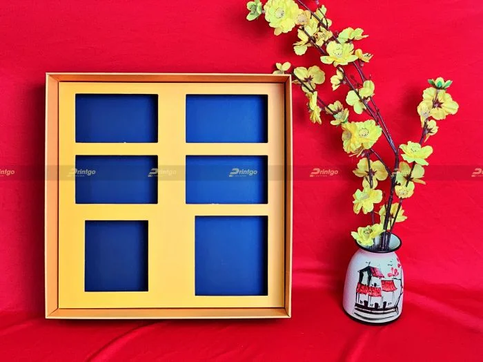 Khay đựng bánh được ép kim vàng đồng sang trọng.