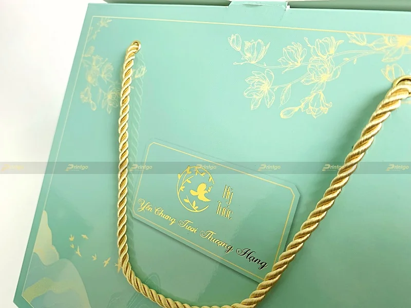 Gia công ép kim vàng logo và phần chữ ở mặt sau của hộp