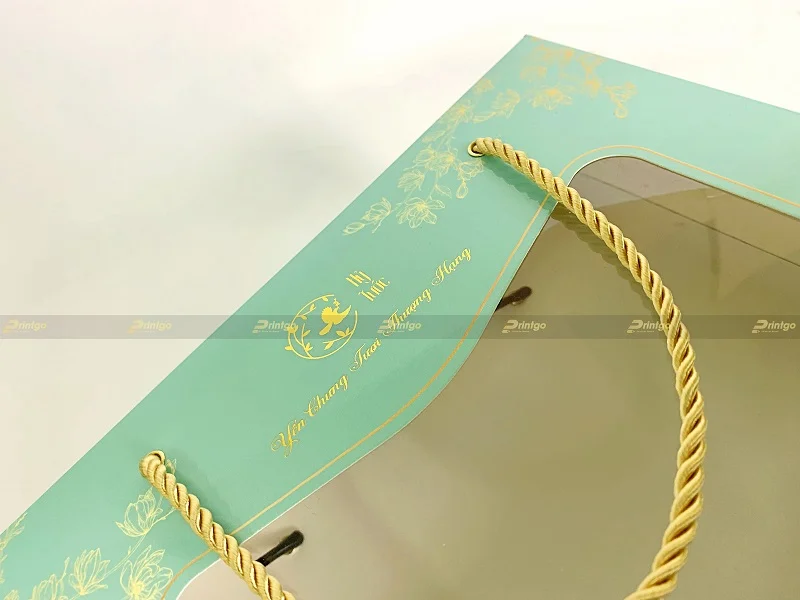 Gia công ép kim vàng logo và phần chữ ở mặt trước của hộp