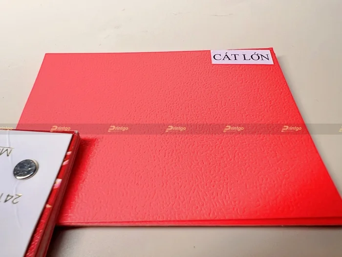 Mẫu cán vân trên giấy tại xưởng miền Nam của Printgo - Cát lớn