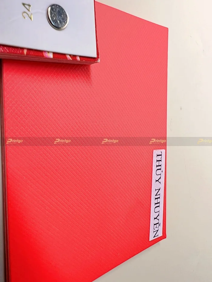 Mẫu cán vân trên giấy tại xưởng miền Nam của Printgo - Thuỷ Nhuyễn