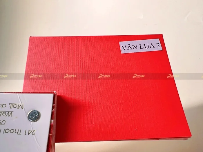 Mẫu cán vân trên giấy tại xưởng miền Nam của Printgo - Vân Lụa