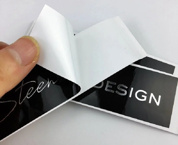 In decal nhựa làm tem nhãn hàng hóa.