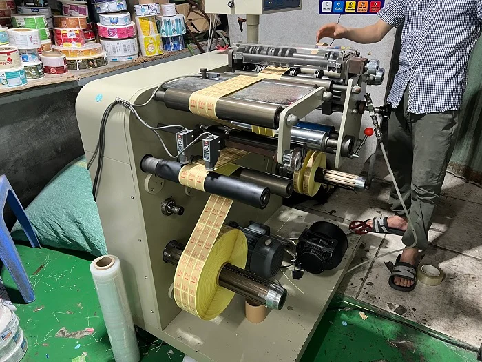 Máy in ấn decal cuộn hiện đại.