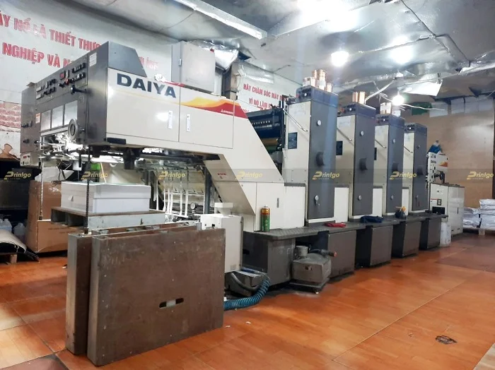 Giấy bồi hộp trụ tròn được in trên máy in offset