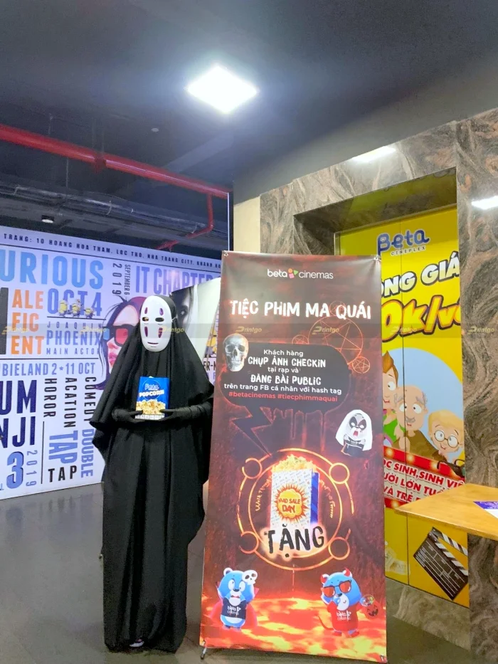 Standee được thiết kế độc đáo, trẻ trung