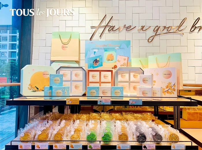 Hộp bánh trung thu Tous Les Jours tại cửa hàng 