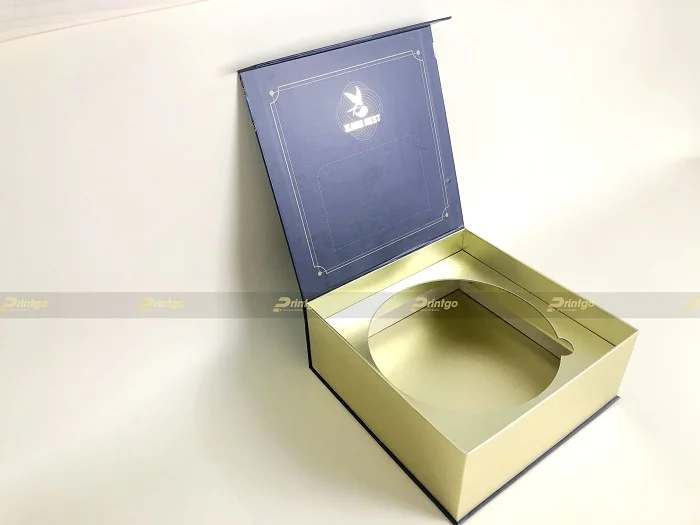 Bên trong hộp với khay định hình chắc chắn
