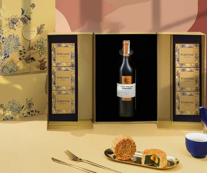 Hộp cánh bướm kèm rượu Chivas Regal XV cao cấp