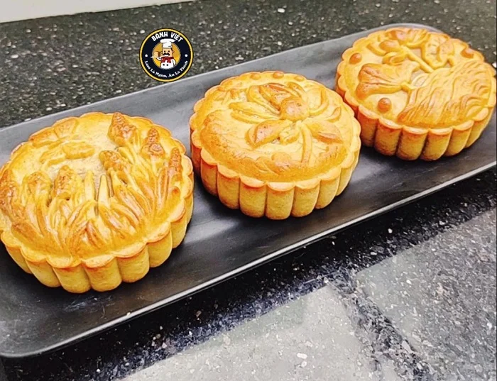 Bánh nướng Bách Việt có vỏ vàng tươi, giòn rụm