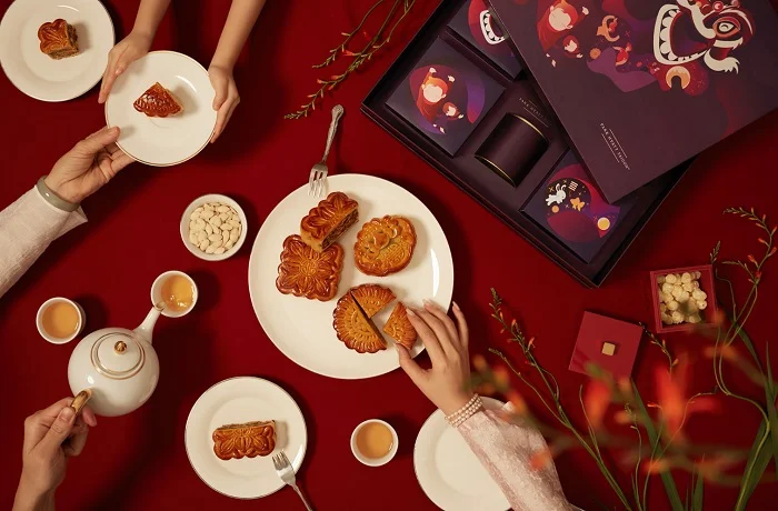 Thưởng thức bánh trung thu 
