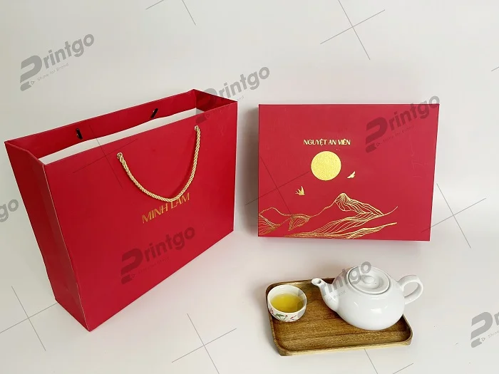 Hộp màu đỏ cuốn hút