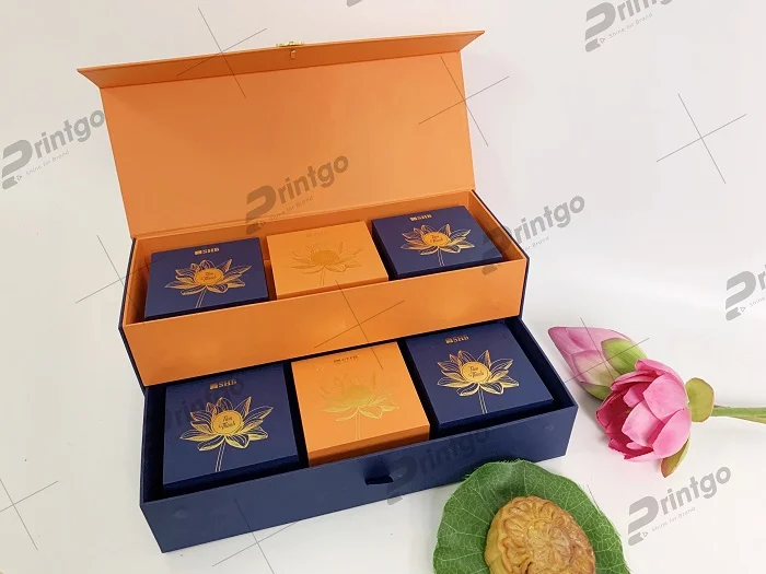 Bên trong hộp hai tầng đựng bánh