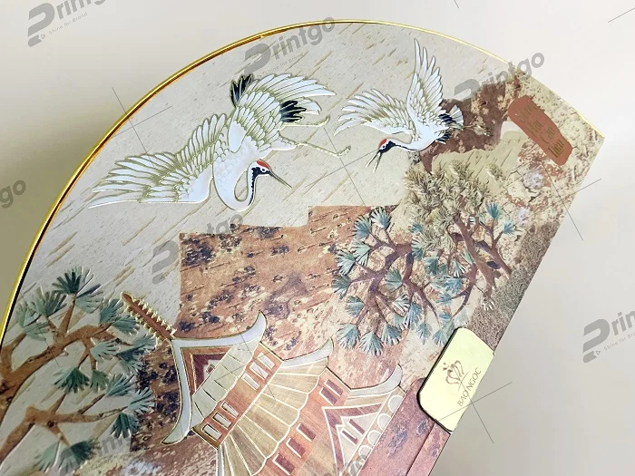 Chi tiết được in trên bề mặt hộp