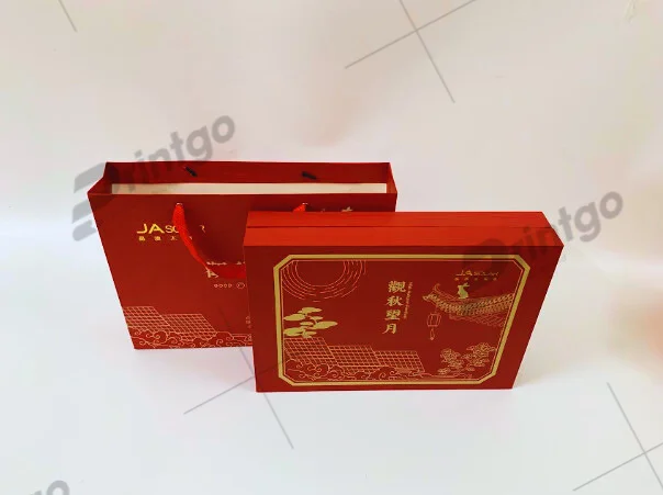 Hộp bánh với màu đỏ nổi bật