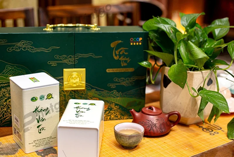 Hộp trà lung linh dưới ánh đèn vàng