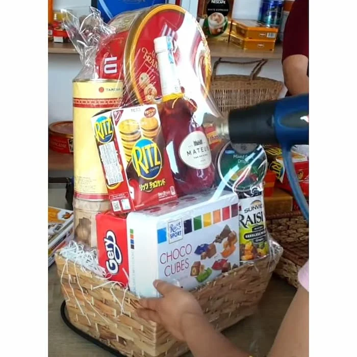 Tổng hợp các cách bọc màng co giỏ quà tết siêu đơn giản