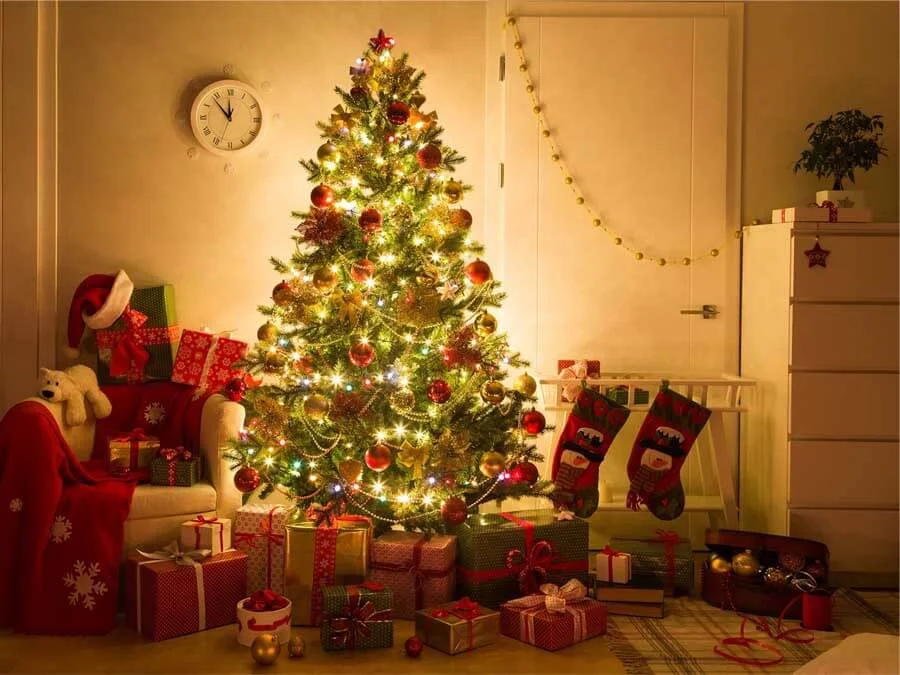 8. Trang trí văn phòng với cây thông Noel