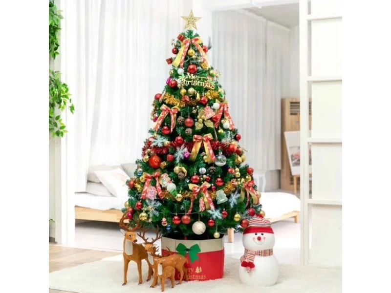 8. Trang trí văn phòng với cây thông Noel