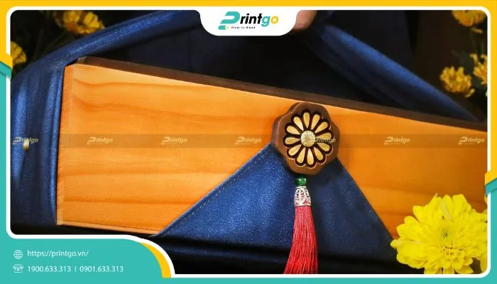 Hộp cũng được quấn vải cẩn thận, tỉ mỉ