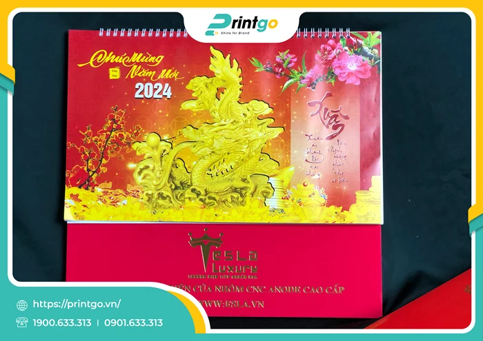 Bộ lịch treo tường với tông màu đỏ chủ đạo