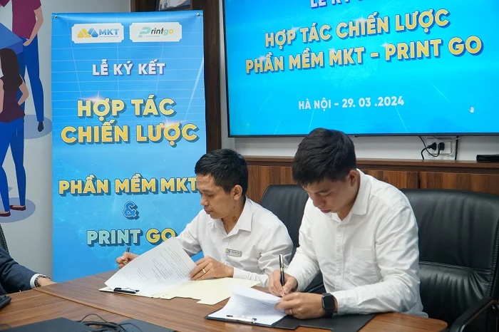 Đại diện lãnh đạo hai đơn vị ký kết bản thỏa thuận hợp tác về Sale - Marketing
